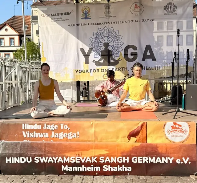Yoga Vidya-Lehrer unterweisen Teilnehmer in Praxisübungen und Alltagsanwendungen
(Von links: Herr Jnanadev Ianni und Frau Valerie Rödder) | Foto: HSS Germany