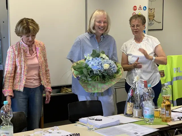 Gabriele Fliege (rechts) überreicht ein Präsent an Dr. Eva Niebergall-Walter (Bildmitte) | Foto: Peter Krietemeyer