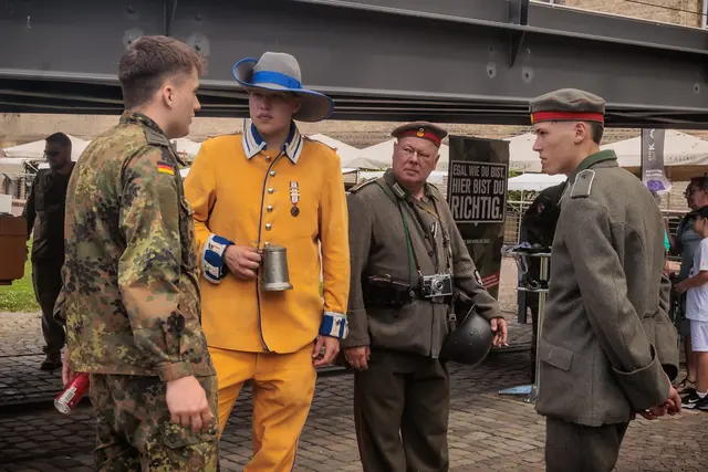 Festungsfest 2025:  alt trifft neu - historische Uniformen und die Bundeswehr | Foto: Paul Needham