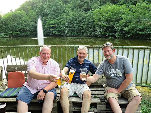 Mutterstadter Bürgermeister Thorsten Leva und Freunde vom TSG Mutterstadt, die Radlergruppe "Schorlebiker" (ehemalige Handballer) | Foto: Brigitte Melder