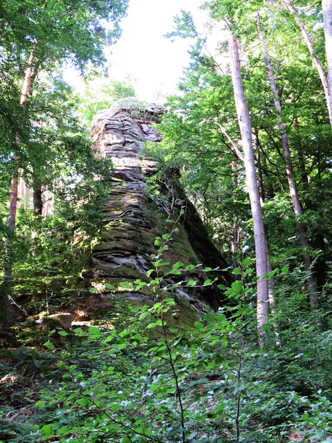 Dieser Felsen wacht über die Hütte | Foto: Brigitte Melder