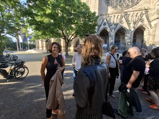 Vor der Vorstellung auf dem Vorplatz getroffen | Foto: Brigitte Melder
