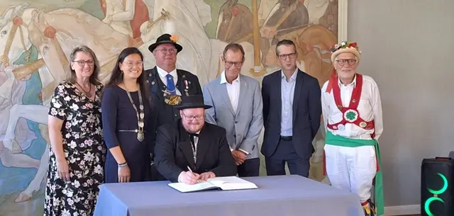 (von links:) Sozialdezernentin Angela Strobel, Bürgermeisterin Natalie Bauernschmitt, Bernhard Dachs (1. Vorstand des Heimat- und Volkstrachtenvereins D'Lechauer e.V. Königsbrunn), Lukas Bauer (1. Vorsitzender der Trachtengruppe Ungstein e.V.), Beigeordneter Gerd Ester, Ortsvorsteher Andreas Wolf und Richard Powley (Vertreter der Winster Morris Dancers) | Foto: Trachtengruppe Ungstein e.V.