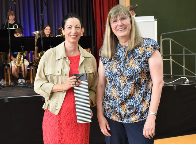 Dr. Ulrike Dittberner (rechts) mit der Städtischen Beigeordneten und Schuldezernentin Anja Pfeiffer | Foto: Stadt Kaiserslautern