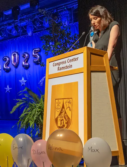 Die Schulleiterin Isabelle Chatfield bei der Begrüßung | Foto: Stefan Layes