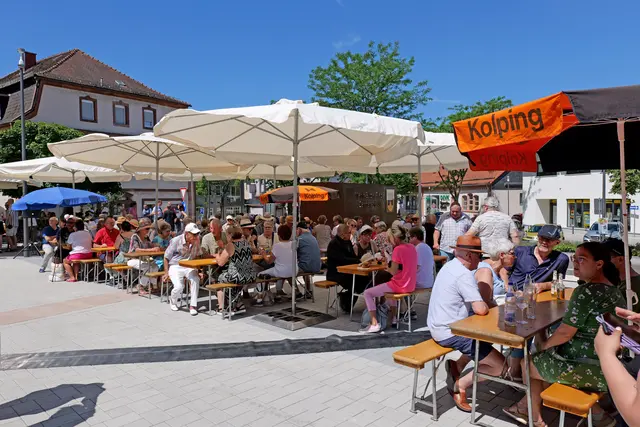 Kein Platz blieb bei der Eröffnung des Martin-Butzer-Platzes frei.  | Foto: Erik Stegner