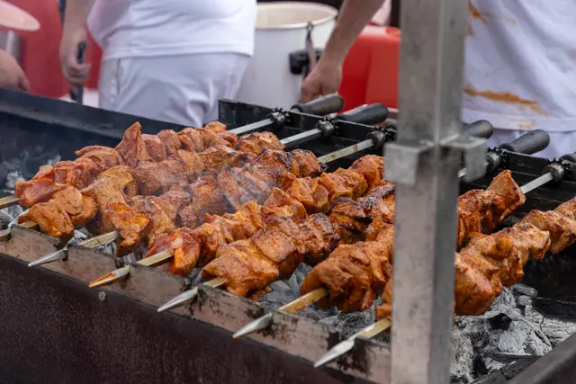 Man darf sich auf zahlreiche Leckereien wie z. B. Spießbraten freuen. | Foto: Arijan Klepica