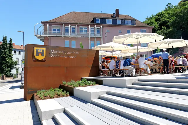 Der modernisierte und barrierefreie Martin-Butzer-Platz soll die Innenstadt mit Leben füllen.  | Foto: Erik Stegner