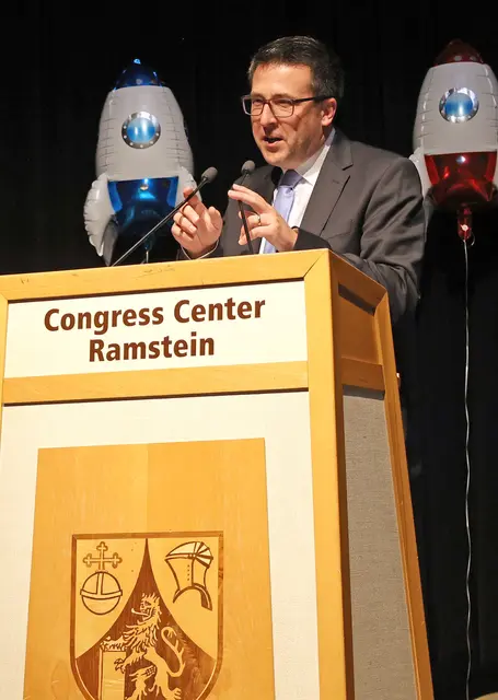 Der 1. Beigeordnete der Verbandsgemeinde Ramstein-Miesenbach, Marcus Klein, bei seinem Grußwort. | Foto: Stefan Layes