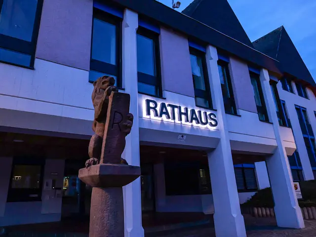 Bürgermeister Ralf Hechler freut sich über den historisch positiven Haushalt der Verbandsgemeinde. | Foto: Erik Stegner