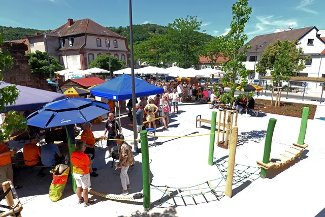 Insgesamt 1,2 Millionen Euro hat die Neugestaltung des Martin-Butzer-Platzes gekostet - die aus dem Städtebauförderprogramm von Bund und Land „Wachstum und nachhaltige Entwicklung – Nachhaltige Stadt“ stammen. | Foto: Erik Stegner