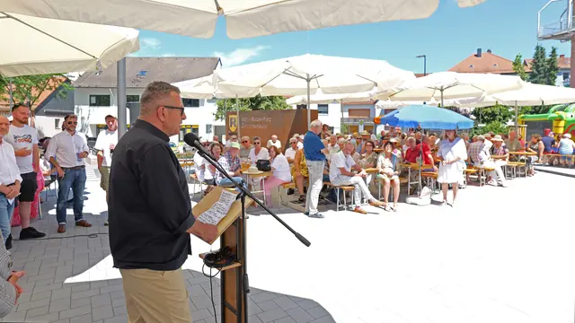 Roland Kettering vom Ingenieurbüro BBP Stadt- und Landschaftsplanung. Kettering erinnerte daran, dass man bei der Modernisierung des Butzerplatzes ursprünglich mit dem Kolpingplatz und der Bushaltestelle begonnen habe. | Foto: Erik Stegner