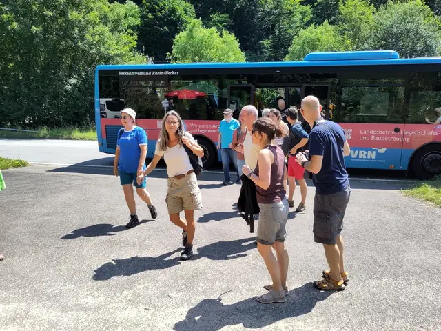 Bereits im vergangenen Jahr boten die Naturfreunde aus dem Finsterbrunnertal eine erfrischende Begrüßung an der Haltestelle Eisenschmelz für die Fahrgäste an, die die neue Buslinie nutzten | Foto: Achim Müller/gratis