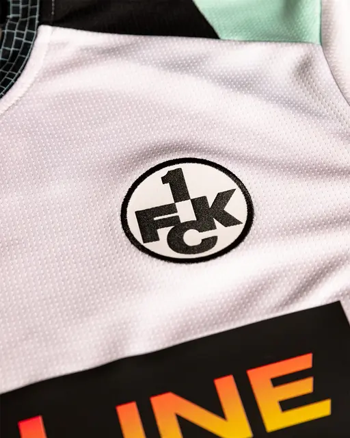 Das gestickte Logo ist passend zum weißen Auswärtstrikot in Weiß und Schwarz | Foto: 1. FC Kaiserslautern