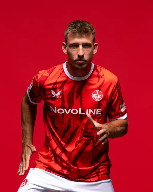 Daniel Hanslik präsentiert den neuen Dress | Foto: 1. FC Kaiserslautern