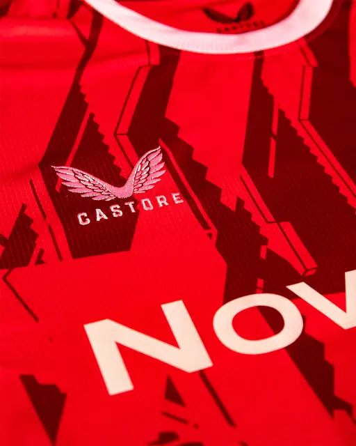 Das neue Trikot ist jetzt das zweite Heimtrikot von Ausrüster Castore | Foto: 1. FC Kaiserslautern