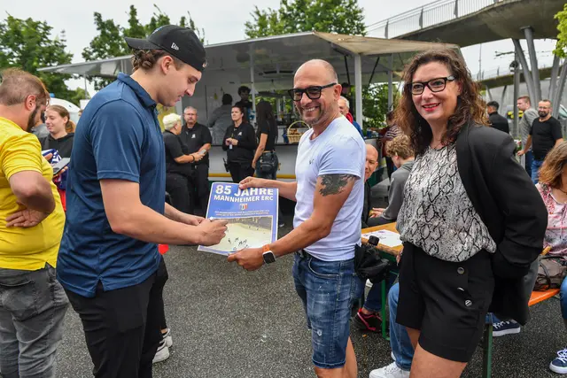 Im Jahr 2024 schrieb Adler-Spieler Leon Gawanke beim ersten Udo-Scholz-Fest fleißig Autogramme.  | Foto: Ruffler/PIX-Sportfotos