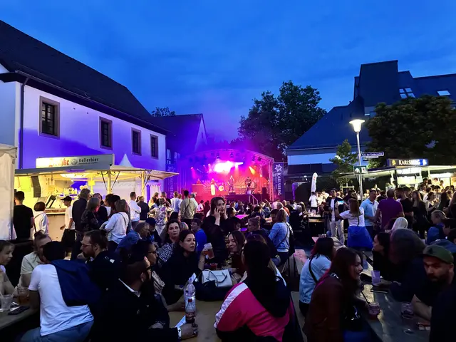 Stockhausplatz: Beim Altstadtfest herrscht in der Regel dichtes Gedränge vor den Bühnen. Zum ersten Mal kommt in diesem Jahr ein mobiler Teleskopmast zum Einsatz | Foto: Stadt Kaiserslautern/gratis