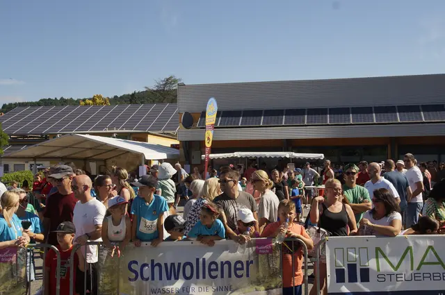 Das Publikum versammelt sich | Foto: Anja Stemler