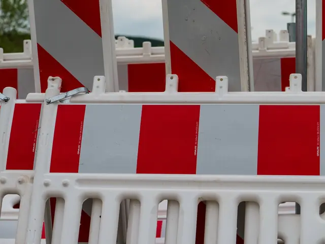 Die Langgasse in Haßloch wird in den Sommerferien im Bereich zwischen der Parkstraße und der Kreuzung Leo-Loeb-Straße wegen Sanierungsarbeiten schätzungsweise 4 bis 5 Wochen für den Verkehr gesperrt. (Straßensperrung/Symbolbild).  | Foto: Kim Rileit
