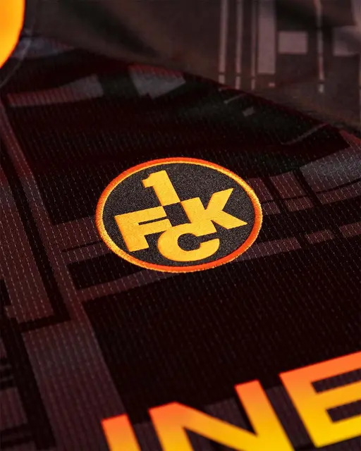 Das gestickte Wappen ist auch beim Ausweichtrikot an die Trikotfarben angepasst | Foto: 1. FC Kaiserslautern