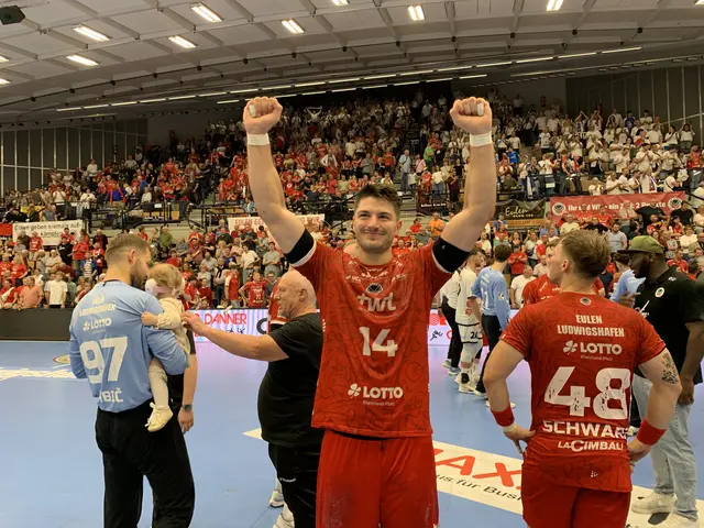 Eulen-Kapitän Maximilian Haider jubelt vor voller Eberthalle | Foto: Michael Sonnick