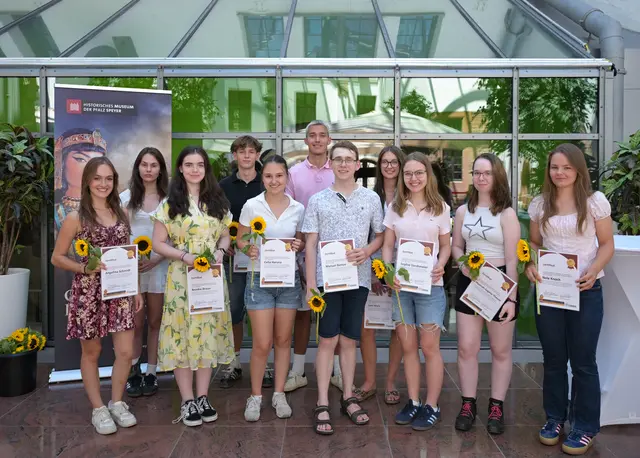 Peer Guides: 1. Reihe v.l.n.r. Angelina Schmidt, Anna Racz, Annika Braun, Celia Haruna, Manuel Berkes, Sohphie Gerdsmeier, Hannah Sophie Theuer, Nele Knoch; 2. Reihe v.l.n.r.: Anna Rácz, Jan Lejtan, Maximilian Schmitz, Leni Mais | Foto: Historisches Museum der Pfalz/Klaus Landry