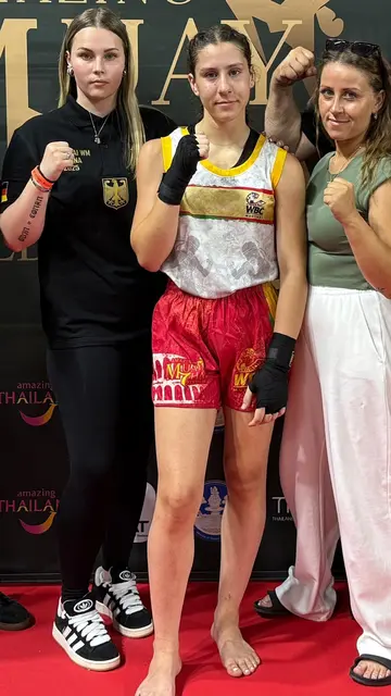 Alesya mit Jugendtrainerin Solveigh und Ihrer Mutter Viktoria | Foto: VIKINGS MUAY THAI e.V.