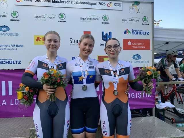 Isabelle Gentzik, Amy Weber und Enie Böttcher (von links) holten die Silbermedaille beim Teamsprint in Dudenhofen  | Foto: Michael Sonnick