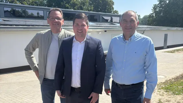 Ortsbürgermeister Matthias Schardt, Sebastian Körner (Regionalleiter Thüga Energie), Michael Huber (Vorsitzender Kulturkreis Leimersheim).  | Foto: Hör/VG Rülzheim