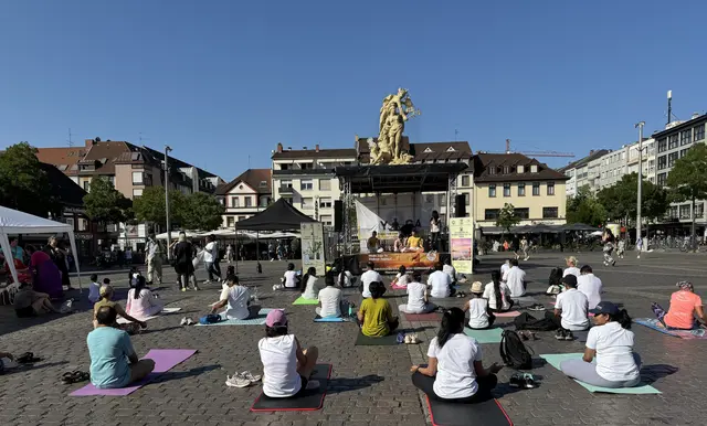 Die 45-minütige Haupt-Yogaeinheit wurde von Jnanadev Ianni und Valerie Rödder von Yoga Vidya angeleitet. | Foto: HSS Germany
