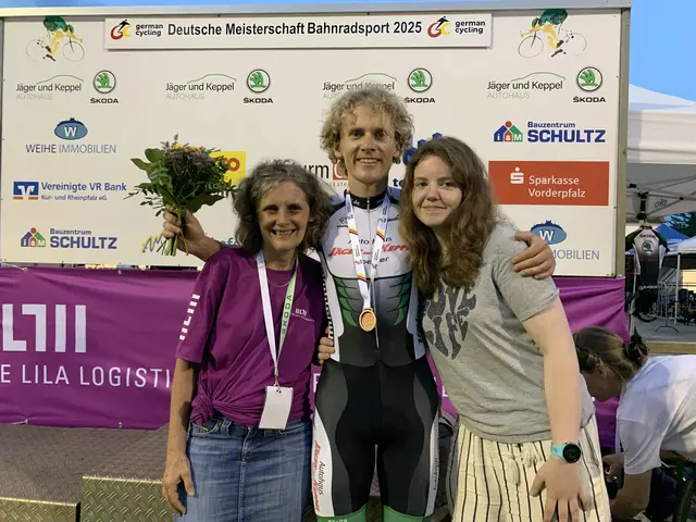 Lokalmatador Martin Alexander Salmon freut sich mit seiner Mutter und seiner Cousine Milly aus England über die Bronzemedaille in Dudenhofen | Foto: Michael Sonnick