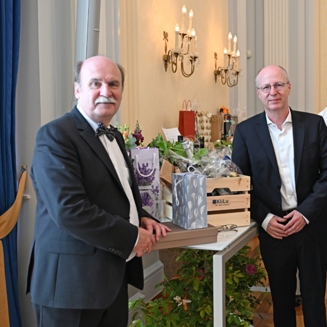 Der frühere Ärztliche Direktor Prof. Dr. Günter Layer (links) und der neue Ärztliche Direktor Prof. Dr. Markus Müller (rechts) | Foto: Klinikum Ludwigshafen