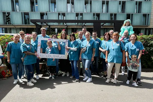 Auch in diesem Jahr auf dem Altstadtfest Kaiserslautern präsent: das Teddyklinik-Team  | Foto: Westpfalz-Klinikum/gratis