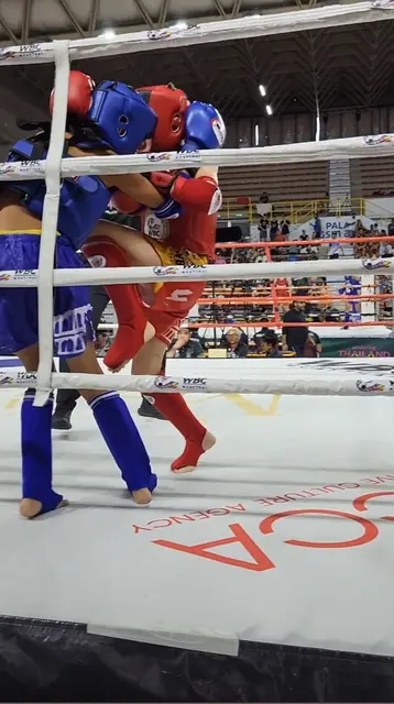 Moritz im Clinch mit dem US-Athleten | Foto: VIKINGS MUAY THAI e.V.