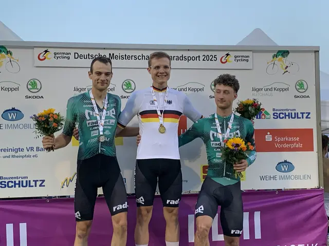 Felix Groß (Mitte) feiert in Dudenhofen seinen dritten Bahnrad DM-Titel | Foto: Michael Sonnick
