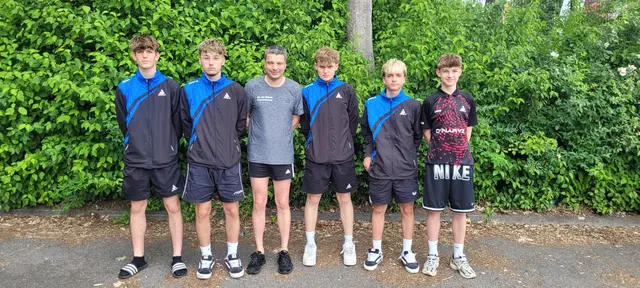 Erik Türk, Jakob Götz, Coach Torsten Pfirrmann, Jonas Richard, Finn Zeil und Ersatzspieler Niklas Richard.  | Foto: Pfirrmann/gratis