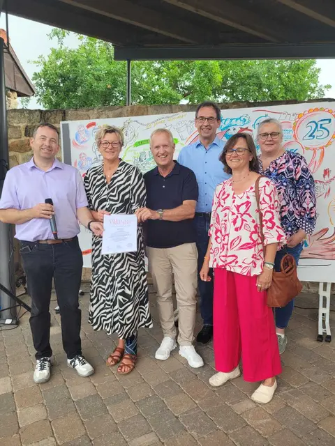 Im Rahmen einer internen Feierstunde wurde Ende Juni die Gründungsurkunde der neuen Stiftung von Marcus Laubscher vom Stiftungsmanagement der Sparkasse Vorderpfalz an die Akteure des Street Doc übergeben. Von links: Marcus Laubscher, Petra Kindsvater, Geschäftsführerin der ÖFG, Dr. Peter Übel, Initiator des Street Doc, Dr. Kerbeck, aktives Mitglied der Ärzteschaft, Stefanie Krüger, ehrenamtliche MTA, Nina Christahl, Sozialarbeiterin der ÖFG und Clearingstelle RLP | Foto: Street Doc