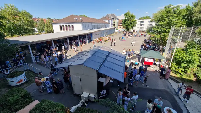 Noch herrscht ganz viel Grau vor auf dem Schulhof. Das ändert sich nun. | Foto: Ralf Vester