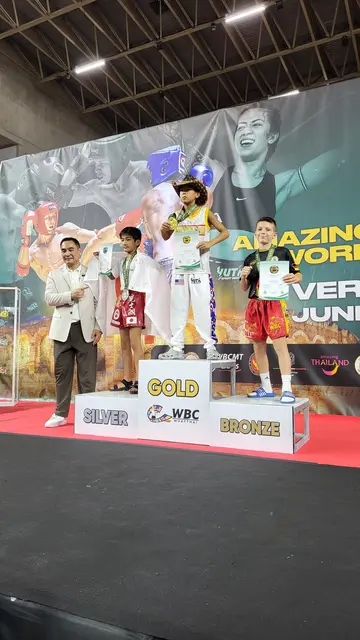 Moritz bei der Ehrung auf der Bühne | Foto: VIKINGS MUAY THAI e.V.