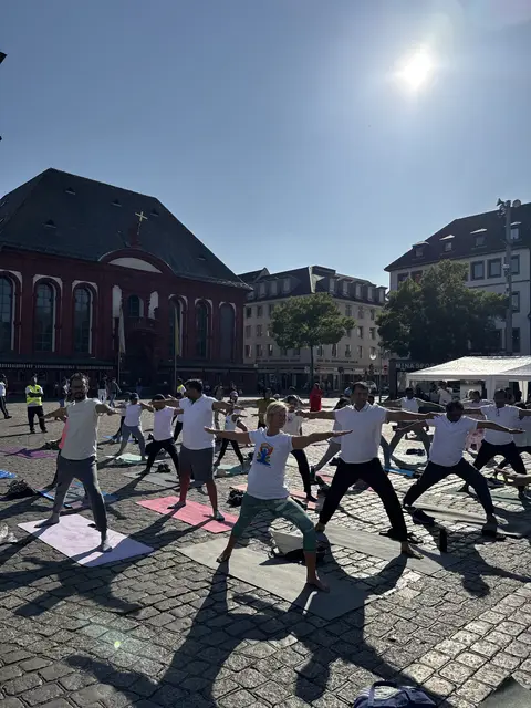 Alle Teilnehmenden praktizierten gemeinsam Yoga und schufen eine Atmosphäre der Verbundenheit und inneren Ruhe. | Foto: HSS Germany