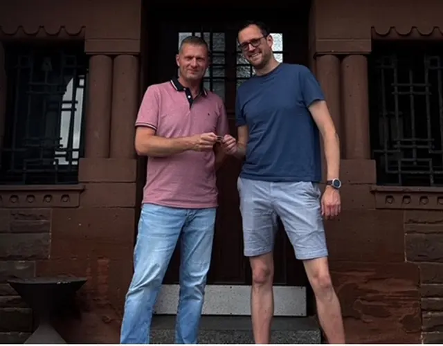 Übergabe des Schlüssels vom Projektverantwortlichen Johannes Kajukin, Bauabteilung, an den Ortsvorsteher Sascha Schwalb
 | Foto: Stadtverwaltung Grünstadt