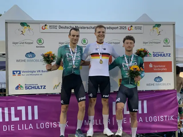 Felix Groß (Mitte) feiert in Dudenhofen seinen dritten Bahnrad DM-Titel | Foto: Michael Sonnick