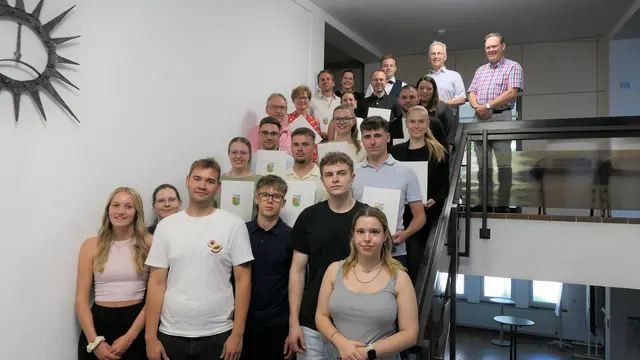 Im Rahmen einer kleinen Feierstunde begrüßte Landrat Rainer Guth die neuen Auszubildenden, Studierenden, Jahrespraktikantinnen und -praktikanten sowie Teilnehmende am Freiwilligen Sozialen und Ökologischen Jahr | Foto: Kreisverwaltung Donnersbergkreis