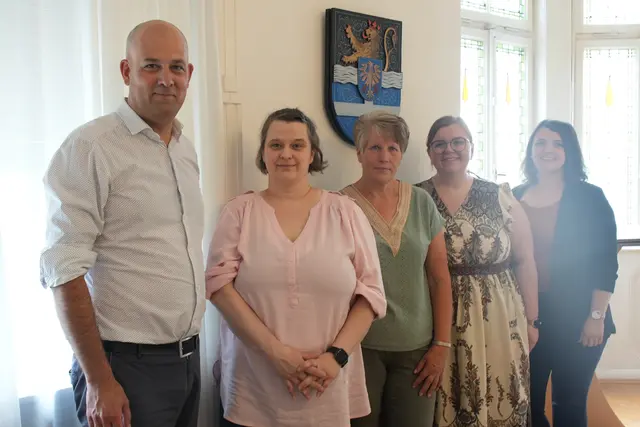 v.l. : Landrat Martin Brandl, Sara Pulkotycki, Katharina Metzger, die stellvertretende Personalratsvorsitzende Julia Konrad und Marina Kerliz, Zentralbereichsleitung Personal. | Foto: KV Ger - mda/gratis