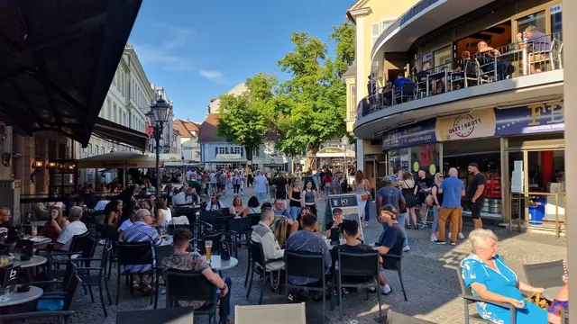Kurz vorm Startschuss füllt sich der Martinsplatz zunehmend | Foto: Ralf Vester