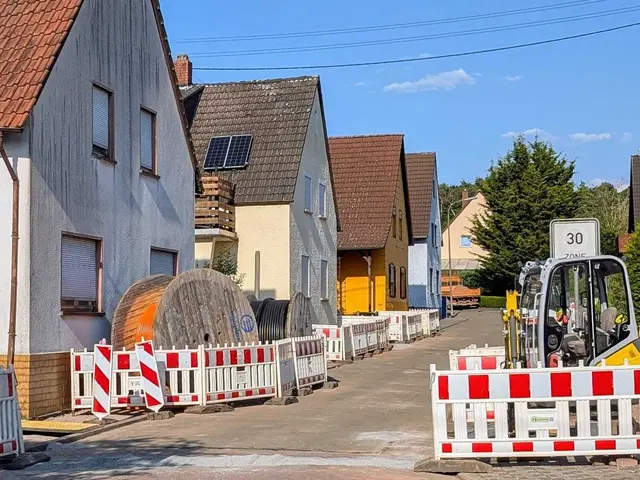 Baufortschritt in der Ringstraße in Katzenbach: Die Verlegung neuer Strom- und Glasfaserleitungen ist abgeschlossen – bald verschwinden auch die Dachständer. | Foto: Wätzold