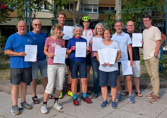 Die glücklichen Gewinnerinnen und Gewinner mit Erstem Beigeordnetem Peter Pfaff | Foto: Stadt Wörth/gratis