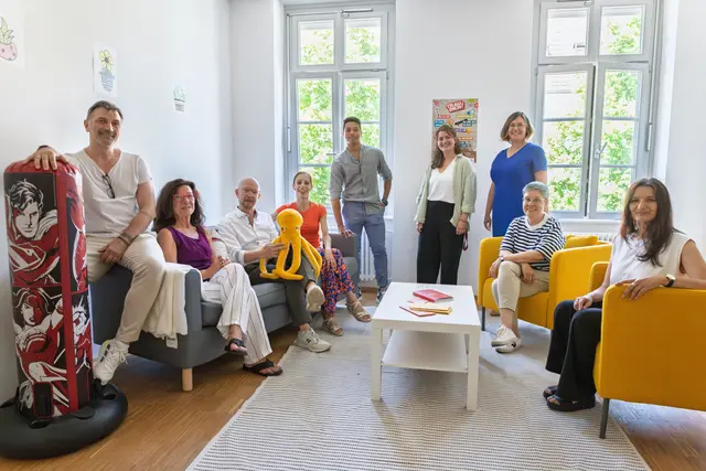 Vertreter*innen des Badischen Staatstheaters und des Vereins "Kinderperspektiven Karlsruhe e.V." besuchen den Auszeit-Raum im Sybelcentrum für Kinder- und Jugendhilfen der Heimstiftung Karlsurhe | Foto: Foto: Chris Frühe