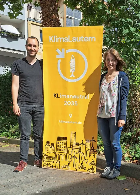 Setzen sich für den Klimaschutz ein: Lasse Cezanne (von links) und Reena Urban vom Verein KlimaLautern. Das Foto stammt vom Juli 2024 | Foto: Monika Klein